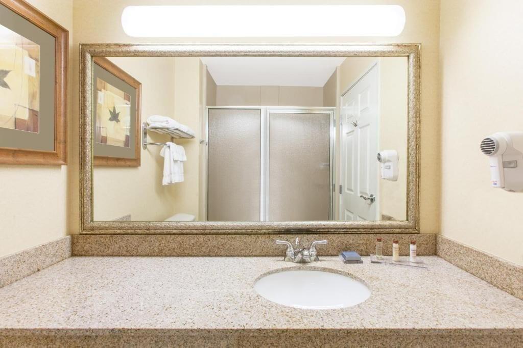 Wingate By Wyndham Bentonville Bagian luar foto