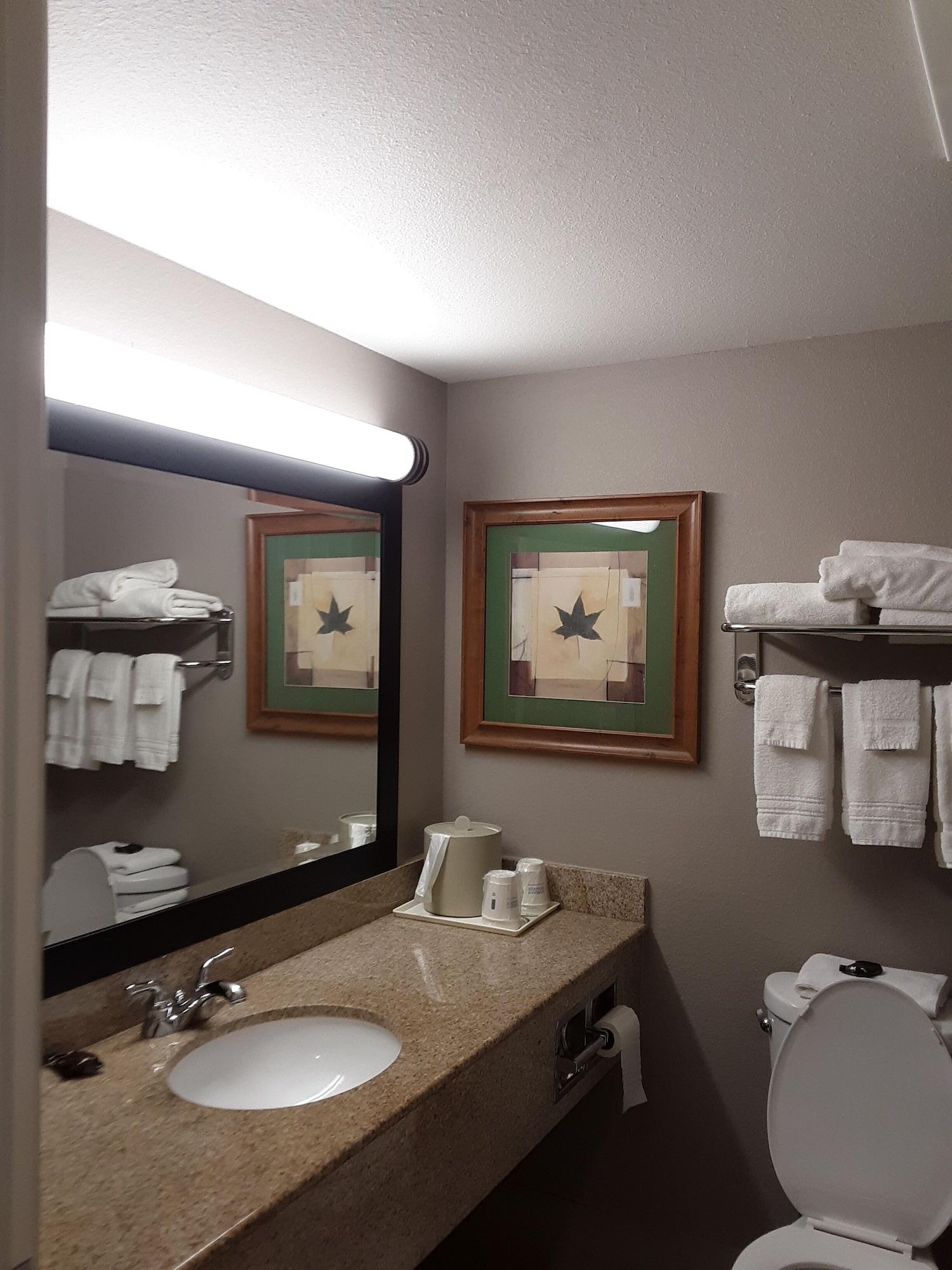 Wingate By Wyndham Bentonville Bagian luar foto