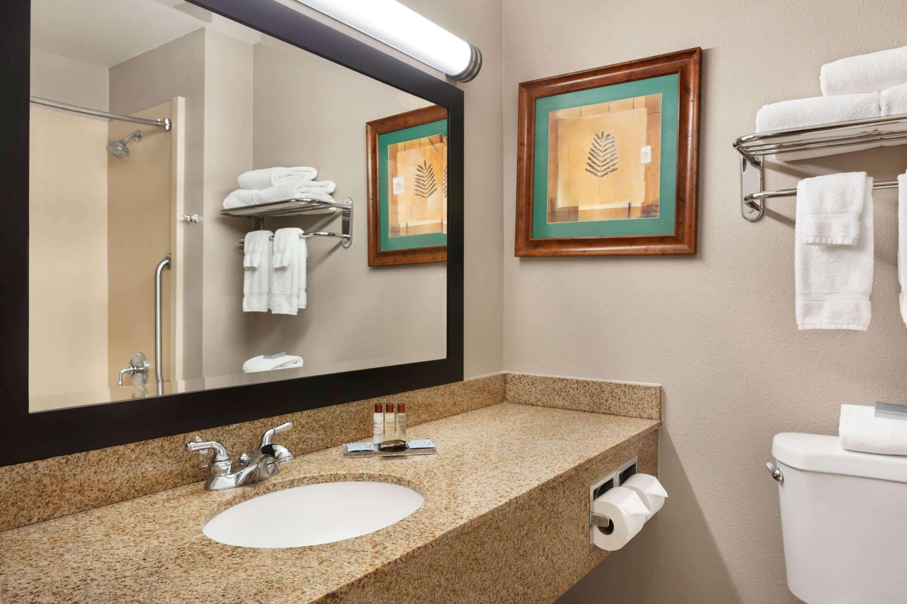 Wingate By Wyndham Bentonville Bagian luar foto