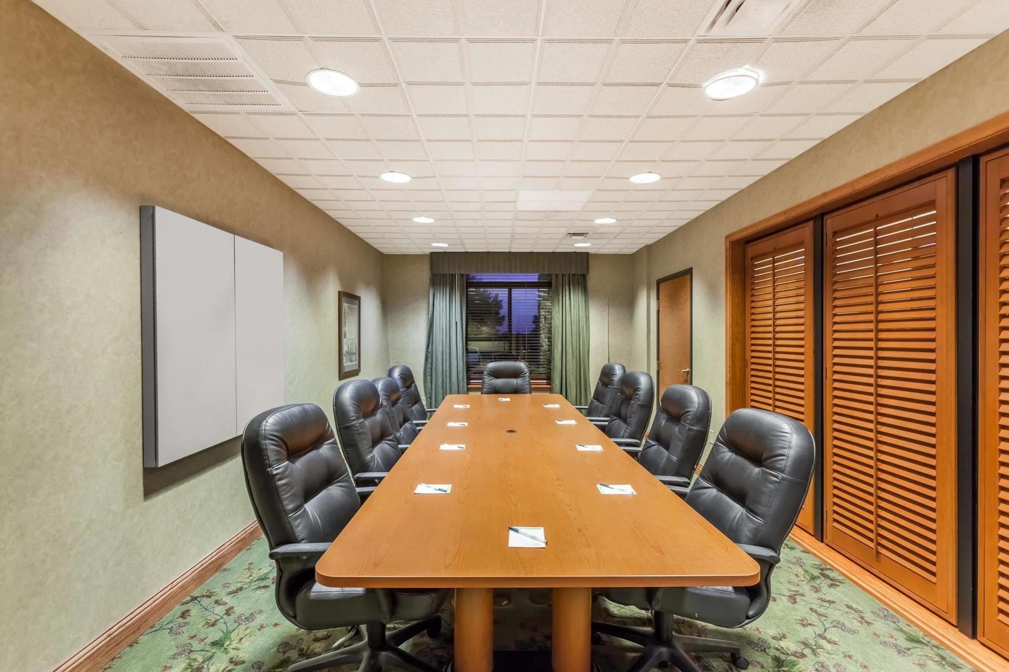 Wingate By Wyndham Bentonville Bagian luar foto
